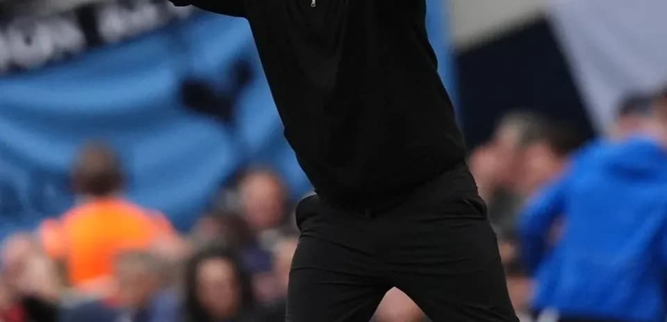 Entrenador gesticulando durante el partido en la banda