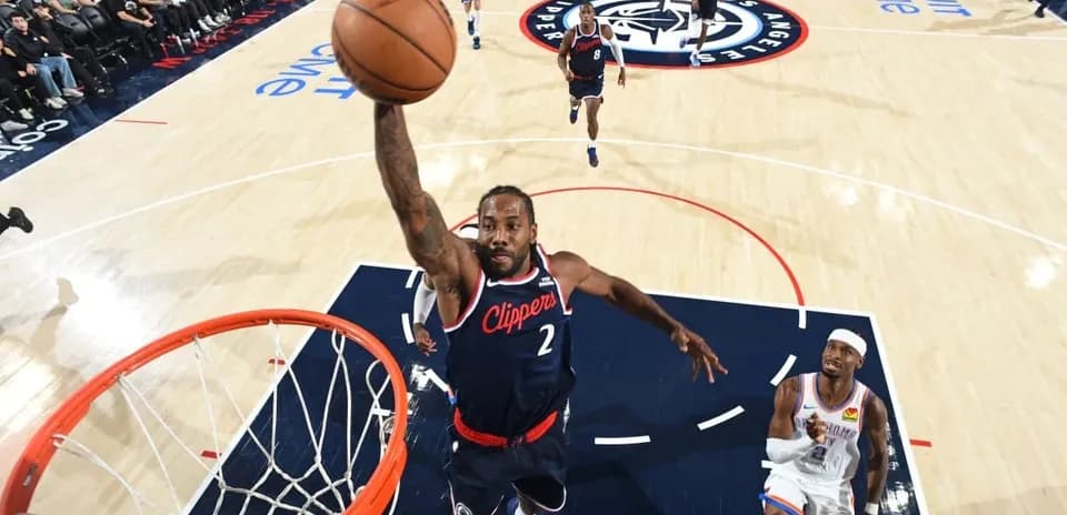 Jugador de Los Angeles Clippers realizando un mate