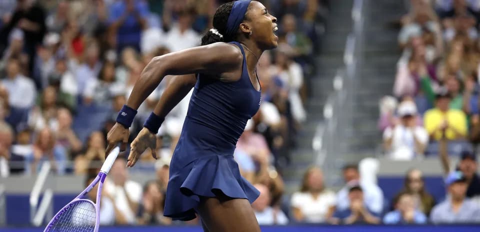 Jugadora celebrando durante un partido de tenis