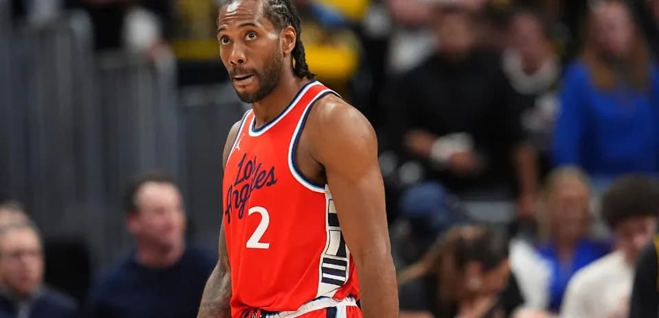 Kawhi Leonard en la cancha durante un partido