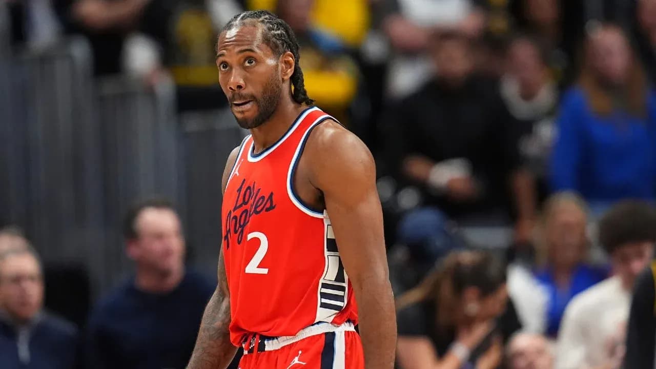 Kawhi Leonard en la cancha durante un partido