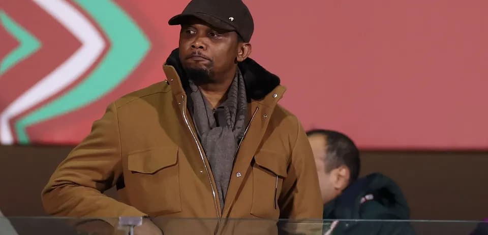 Hombre observando desde un palco en el estadio