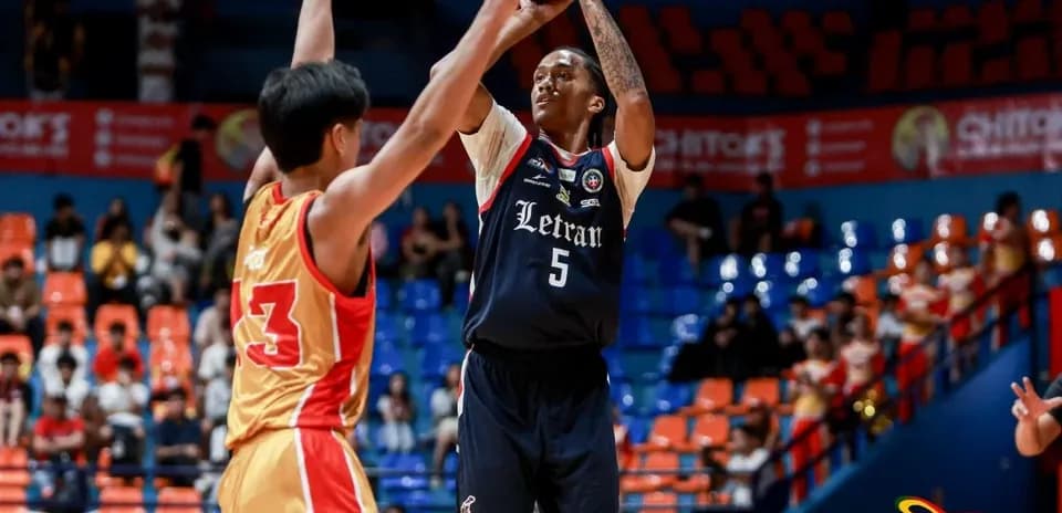 Jugador lanzando balón en partido de baloncesto