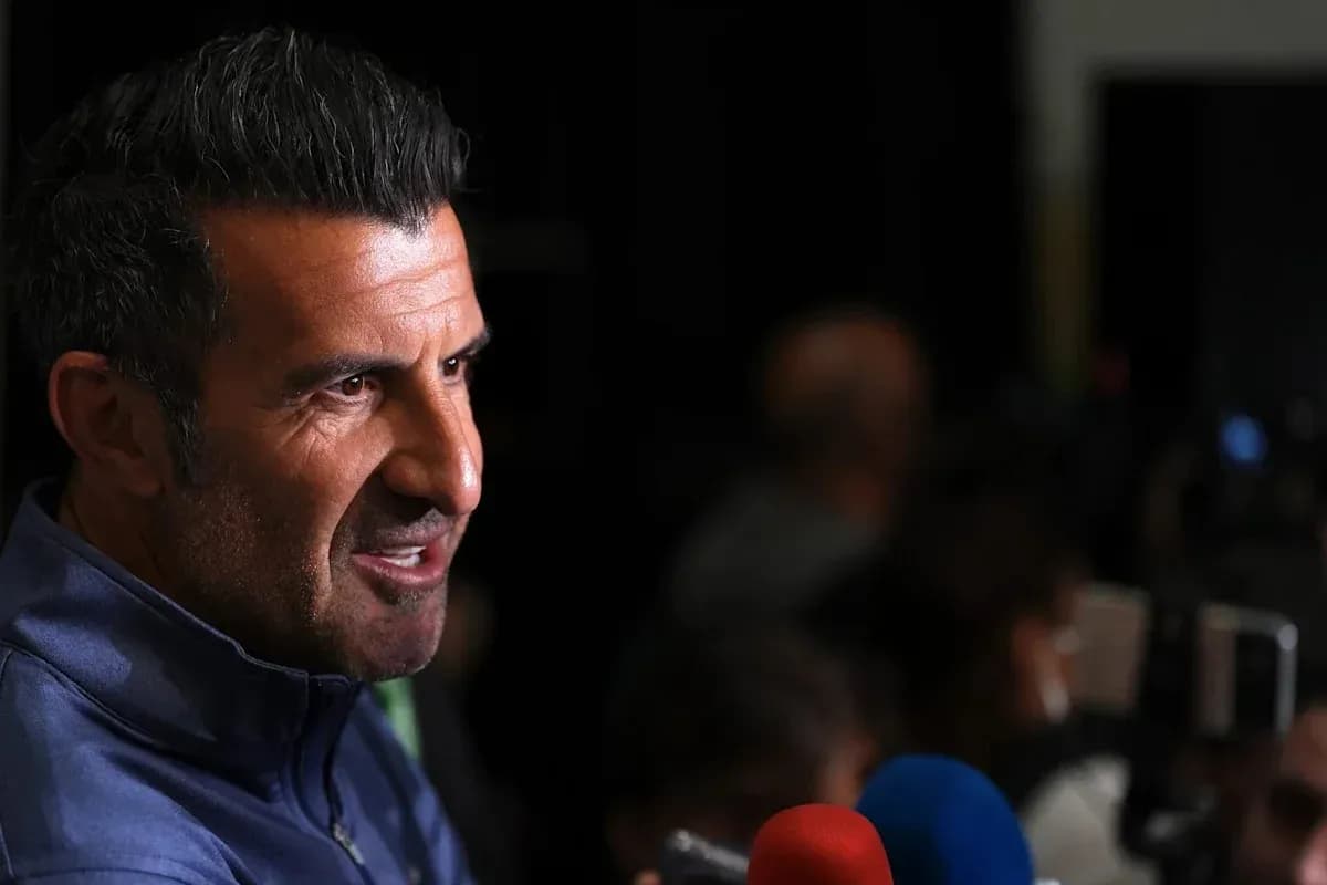 Entrenador hablando en conferencia de prensa