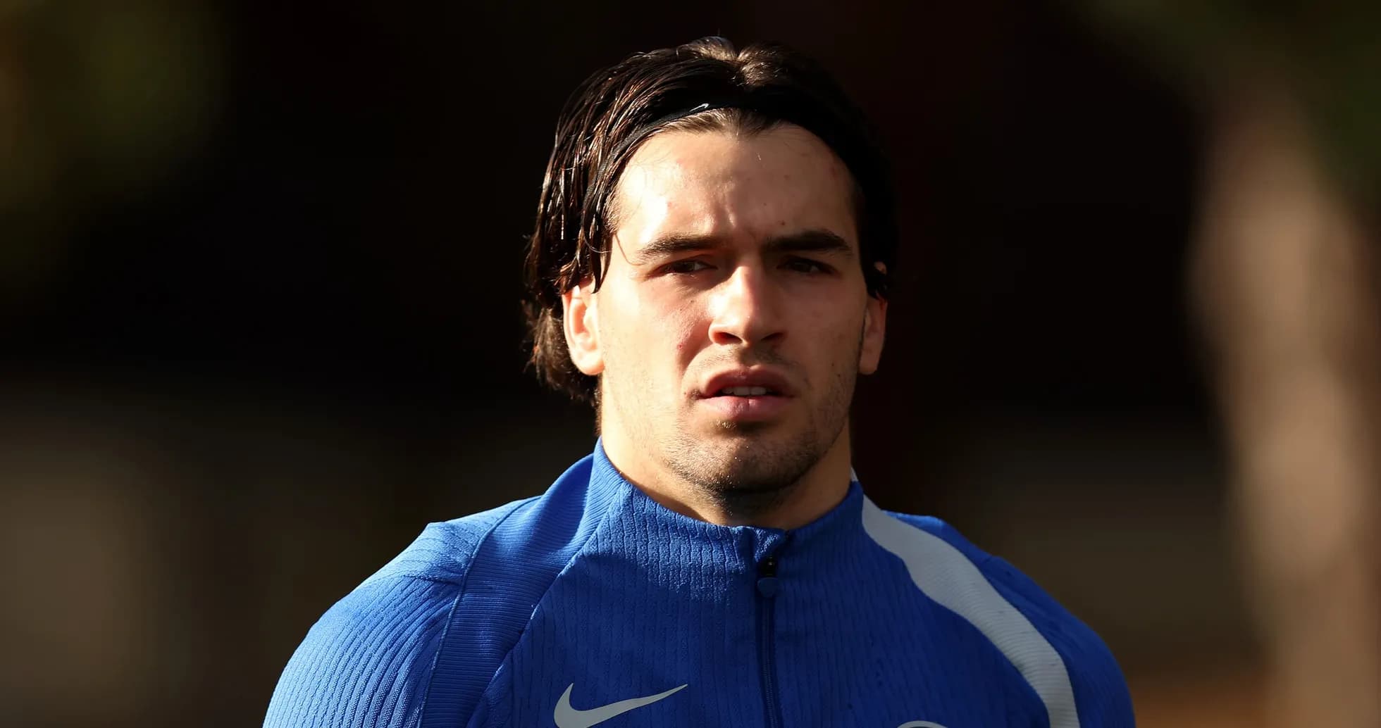 Jugador en entrenamiento con chaqueta azul