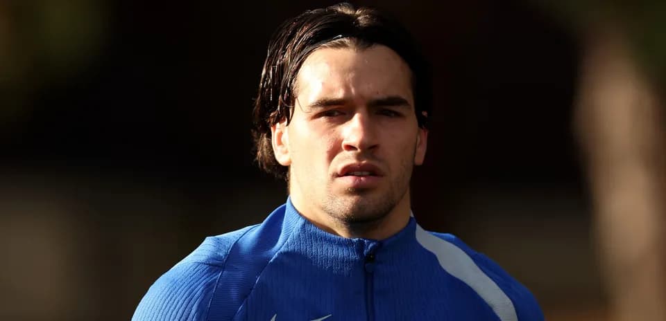 Jugador en entrenamiento con chaqueta azul