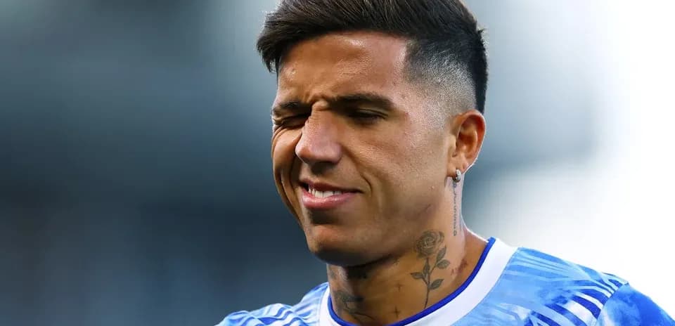 Jugador de fútbol con camiseta azul en el campo