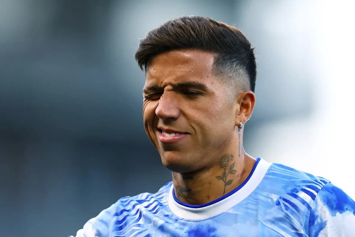 Jugador de fútbol con camiseta azul en el campo