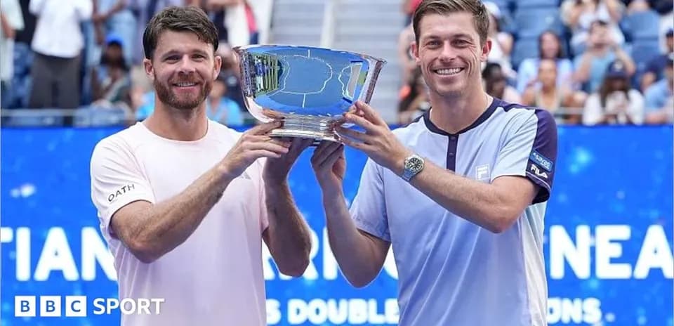Jugadores sosteniendo trofeo de campeones de dobles