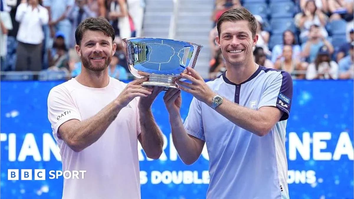 Jugadores sosteniendo trofeo de campeones de dobles