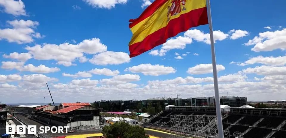 Bandera de España ondeando sobre circuito de carreras