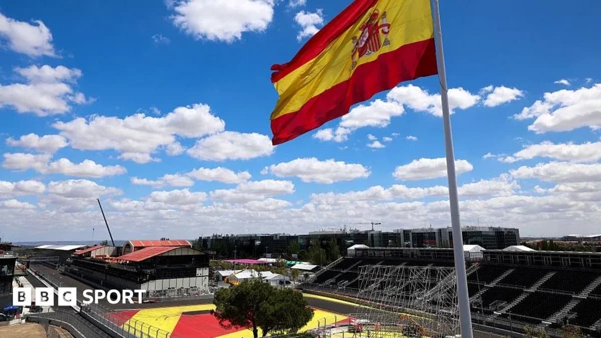 Bandera de España ondeando sobre circuito de carreras