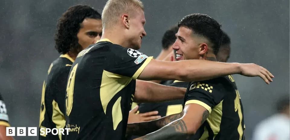 Jugadores abrazándose tras un gol durante el partido