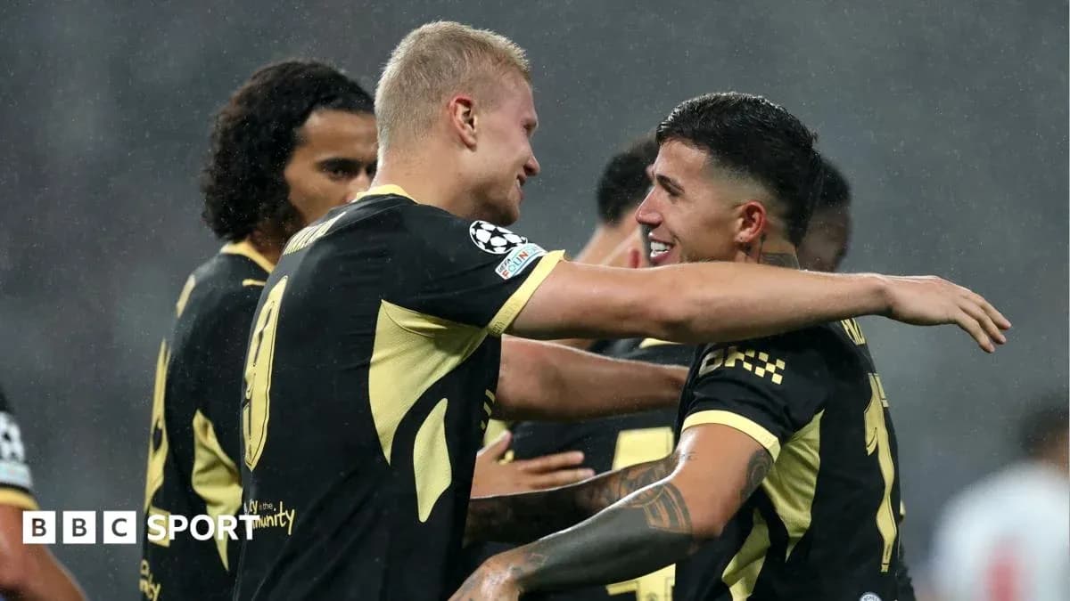 Jugadores abrazándose tras un gol durante el partido