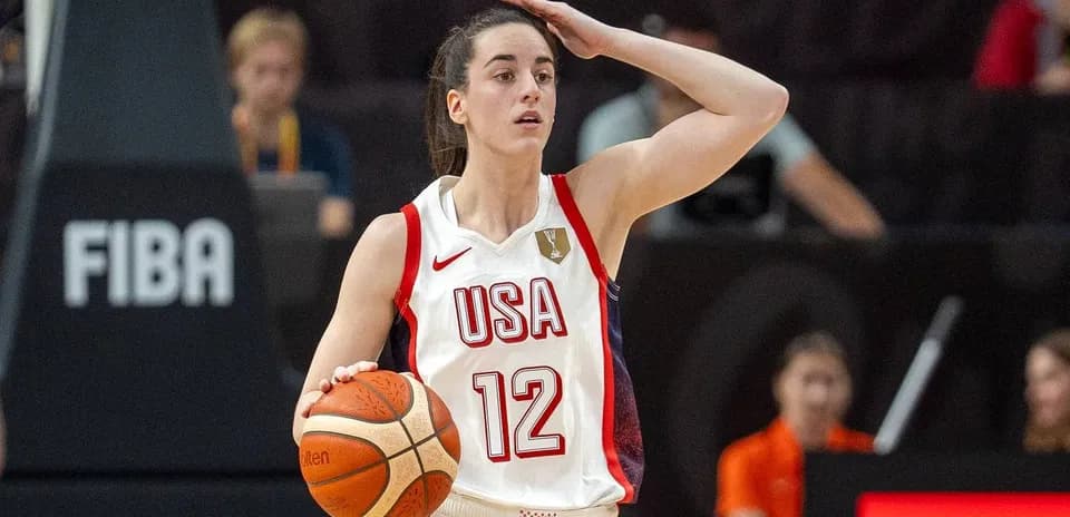 Jugadora de baloncesto de USA con balón en la mano