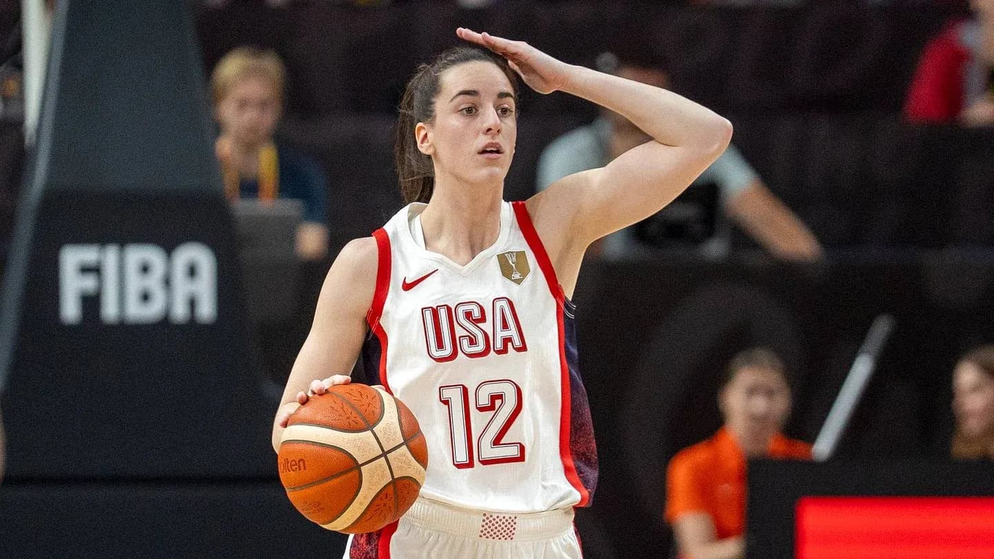 Jugadora de baloncesto de USA con balón en la mano