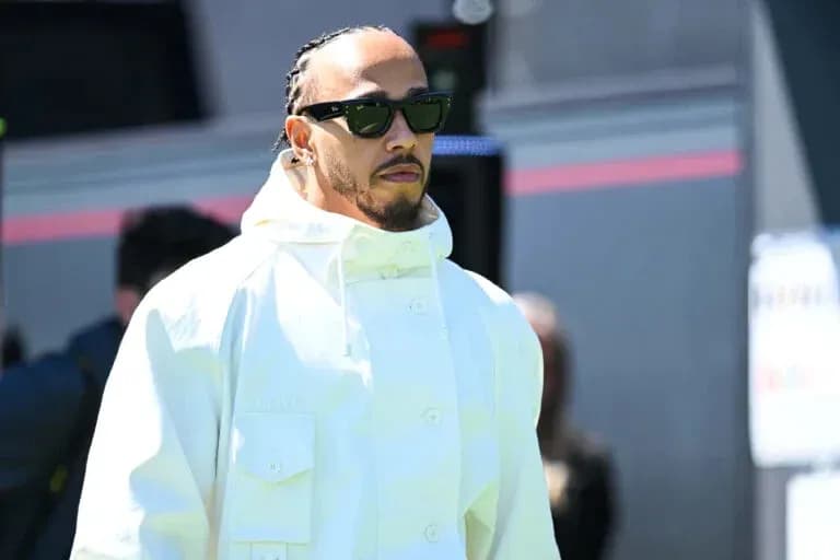 Lewis Hamilton llegando al circuito con gafas de sol