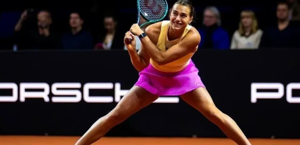 Jugadora de tenis realizando un golpe en la cancha