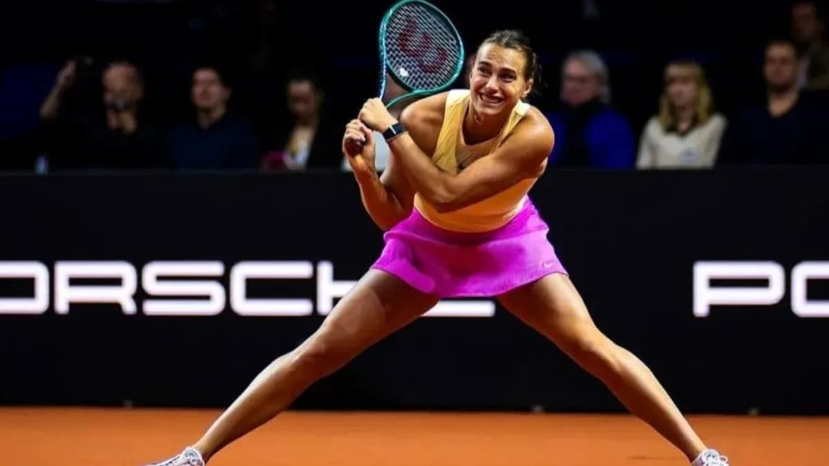 Jugadora de tenis realizando un golpe en la cancha
