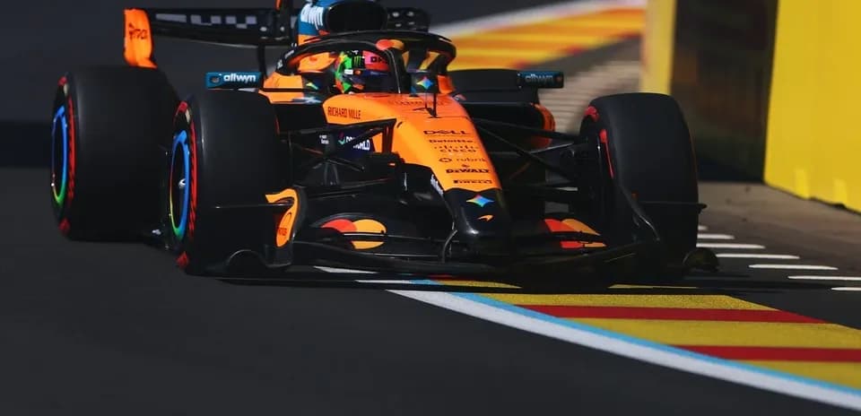 Coche de Fórmula 1 de McLaren en pista