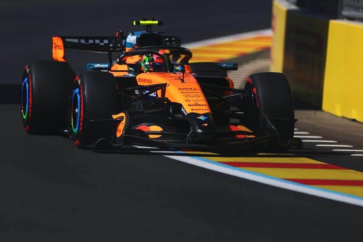 Coche de Fórmula 1 de McLaren en pista