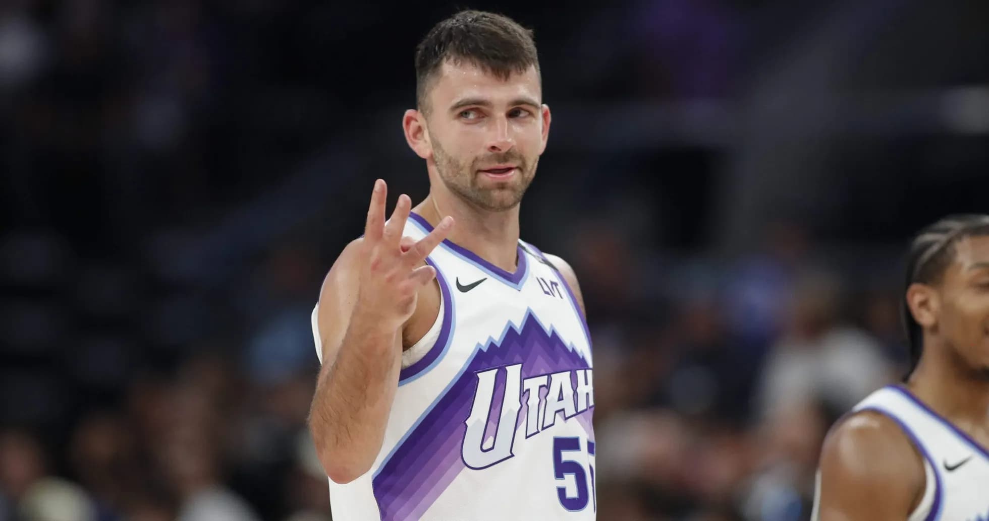 Jugador de baloncesto mostrando tres puntos durante partido