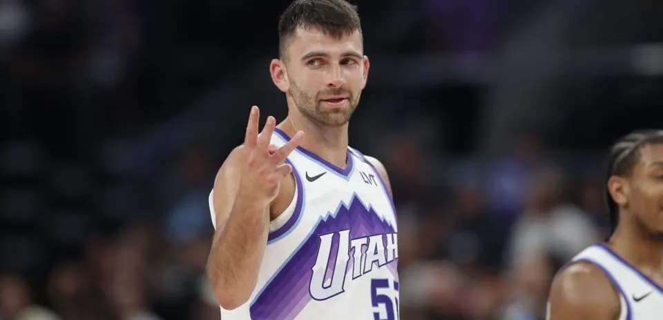 Jugador de baloncesto mostrando tres puntos durante partido