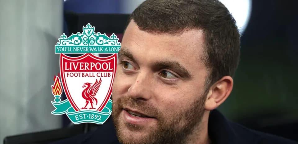 Hombre con logotipo de Liverpool de fondo