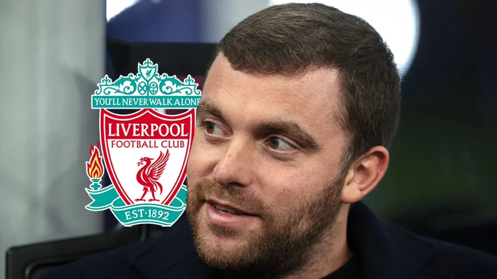 Hombre con logotipo de Liverpool de fondo