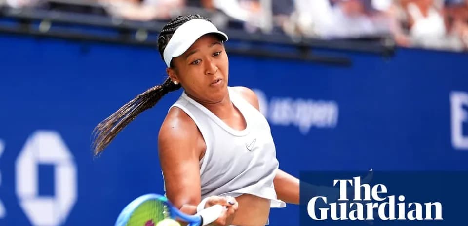 Naomi Osaka golpeando la pelota en un partido