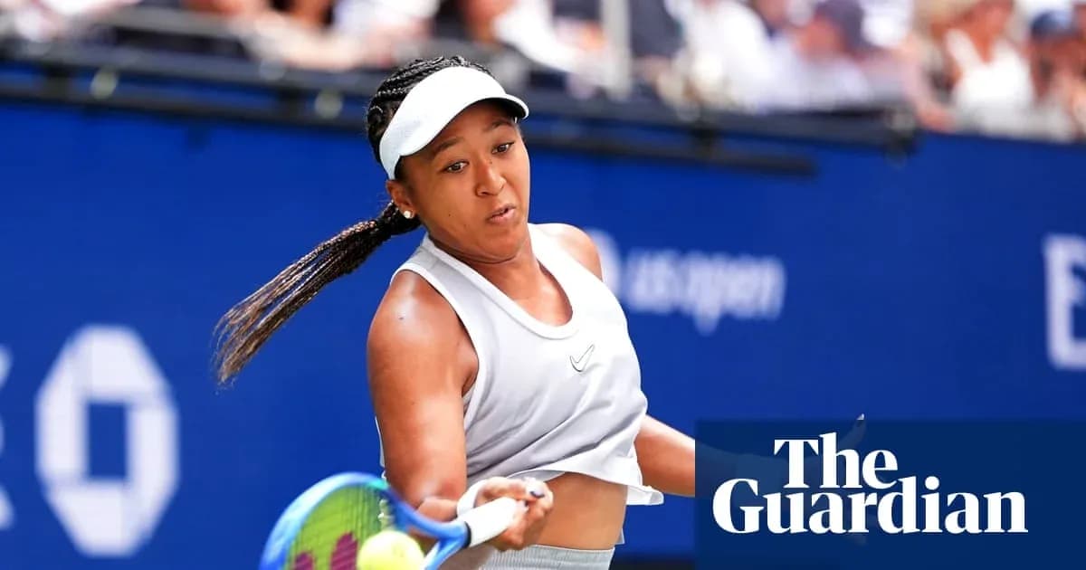 Naomi Osaka golpeando la pelota en un partido