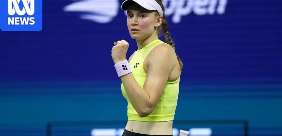 Jugadora de tenis celebrando en la cancha
