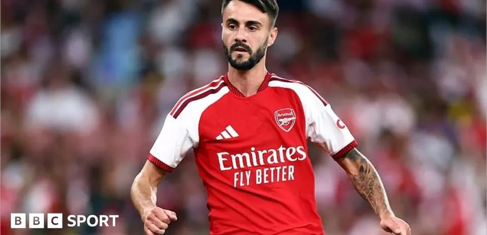 Jugador de Arsenal corriendo en el campo de fútbol