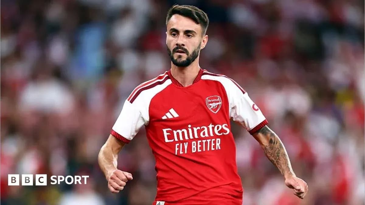Jugador de Arsenal corriendo en el campo de fútbol