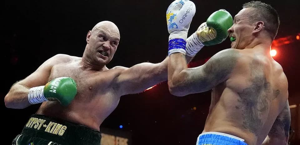 Tyson Fury and Oleksandr Usyk boxing in the ring