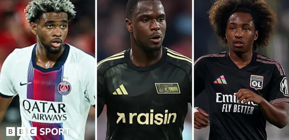 Tres jugadores de fútbol en sus uniformes de clubes