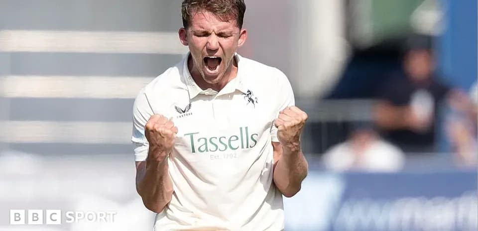 Jugador de cricket celebrando una wicket con entusiasmo