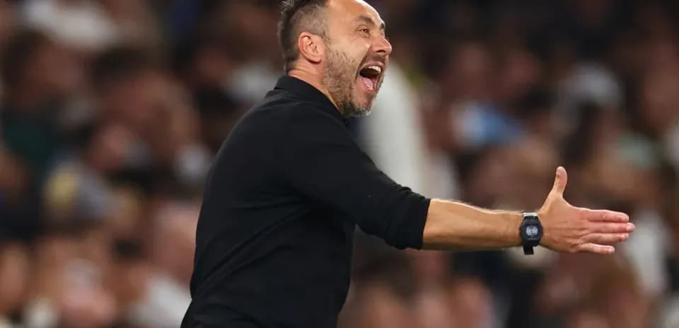 Entrenador gesticulando durante el partido en el banquillo