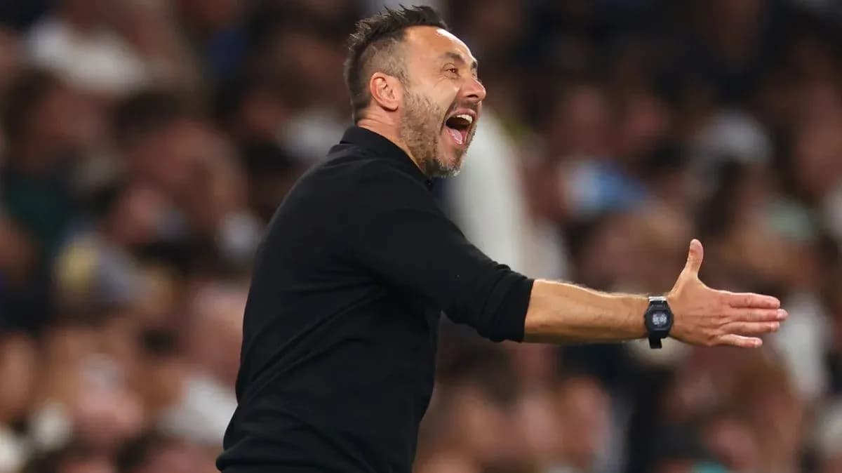 Entrenador gesticulando durante el partido en el banquillo