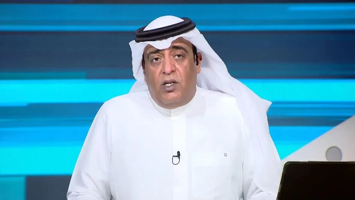 Presentador en estudio de televisión hablando al micrófono