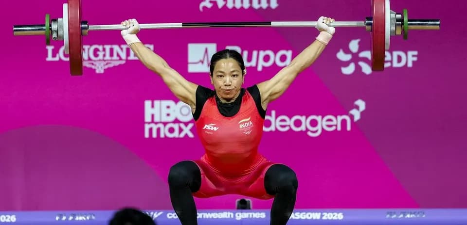 Atleta levantando pesas en competencia de halterofilia