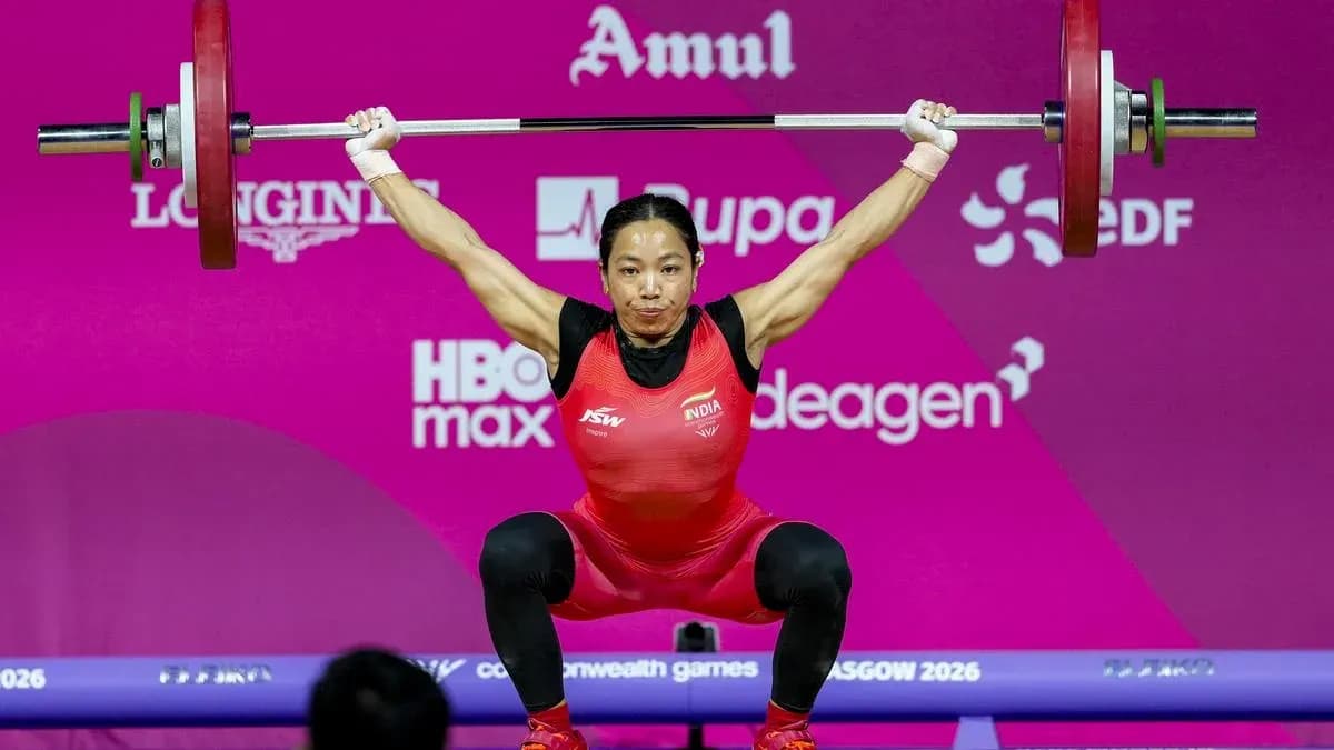 Atleta levantando pesas en competencia de halterofilia