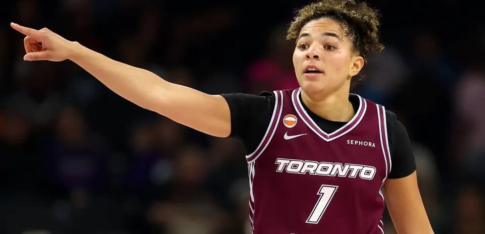 Jugadora de baloncesto de Toronto señalando durante juego