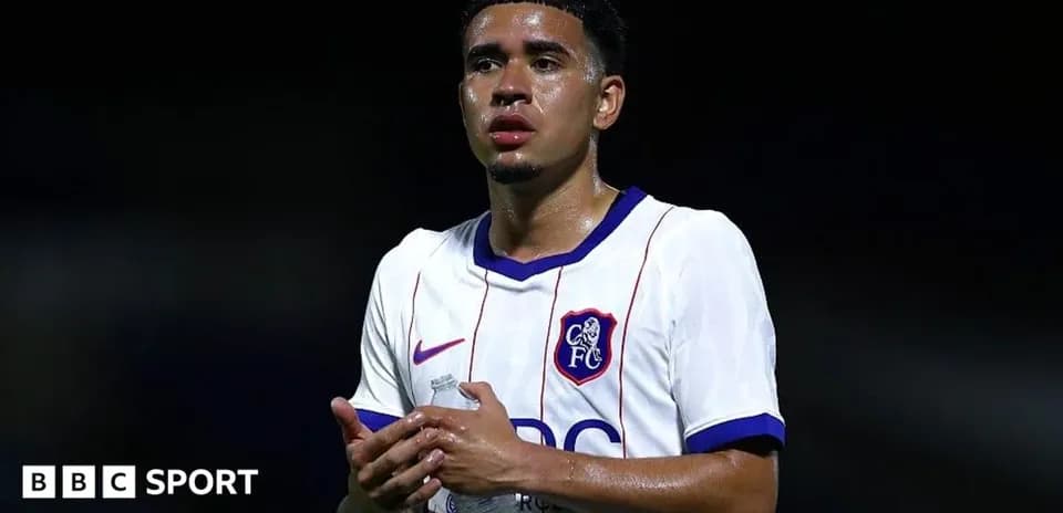 Jugador sosteniendo una botella de agua en el campo