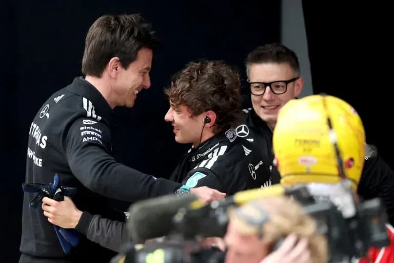 Toto Wolff y joven piloto celebrando en el podio