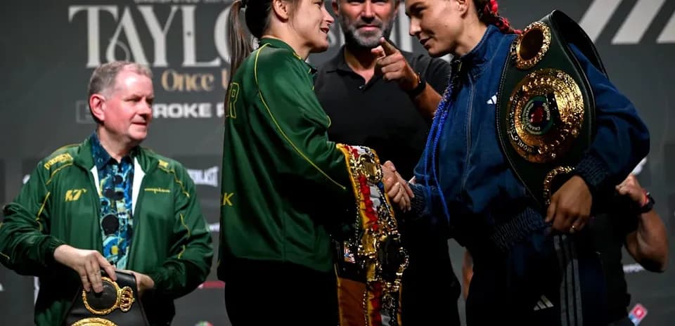 Boxeadoras estrechándose manos en conferencia de prensa