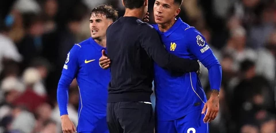 Jugadores de Chelsea celebrando con entrenador tras partido