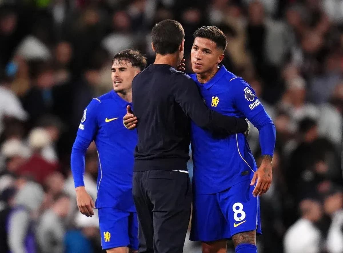 Jugadores de Chelsea celebrando con entrenador tras partido