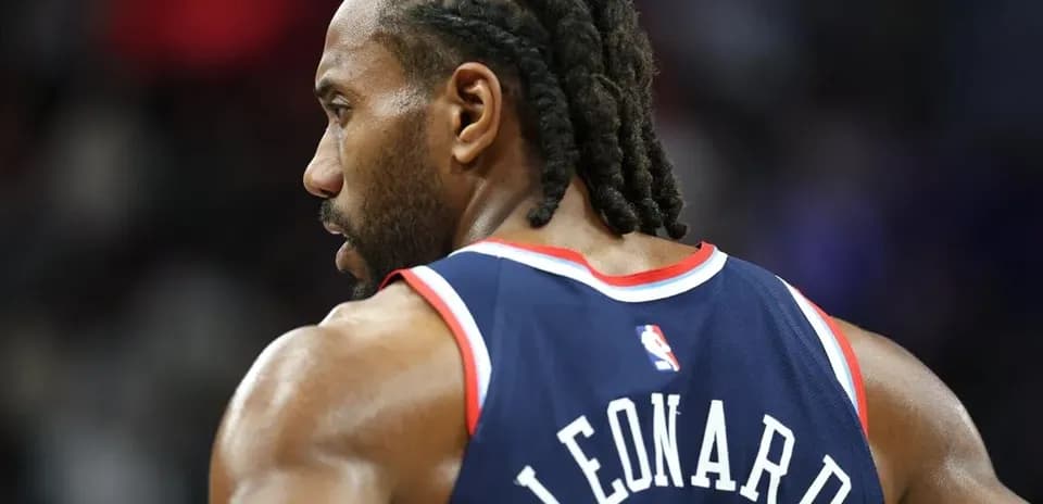 Jugador de baloncesto con camiseta de los Clippers