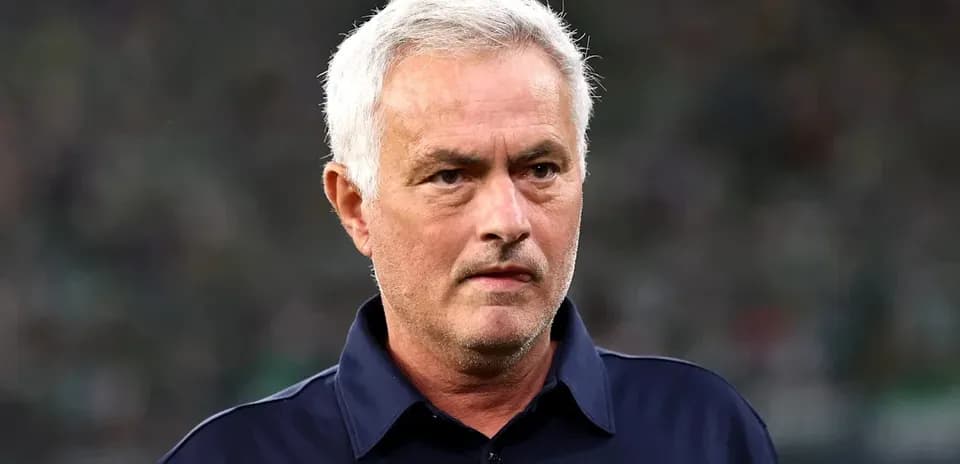 Entrenador observando el partido desde la línea de banda